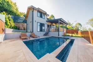 حمّام سباحة خارجي، مظلات على حمّام السباحة، مقاعد للتشمس