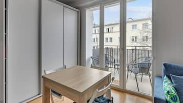 Apartment, Balkon, Stadtblick | 1 Schlafzimmer, Bügeleisen/Bügelbrett, kostenloses WLAN