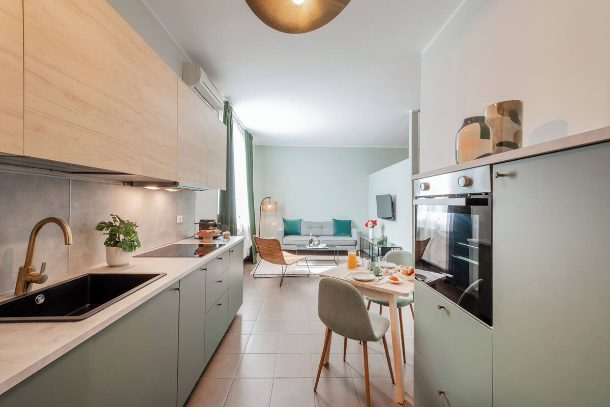 Une cuisine moderne équipée d’un évier, d’une cuisinière et d’un coin repas.