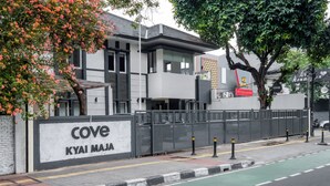 Un bâtiment moderne sur lequel on peut lire l’inscription : « Cove Kyai Majai ».
