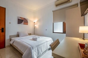 Camera Superior | Una scrivania, Wi-Fi gratuito, lenzuola