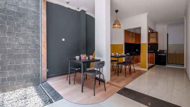 Un intérieur moderne comprenant un coin repas, une cuisine et un petit espace de vie.