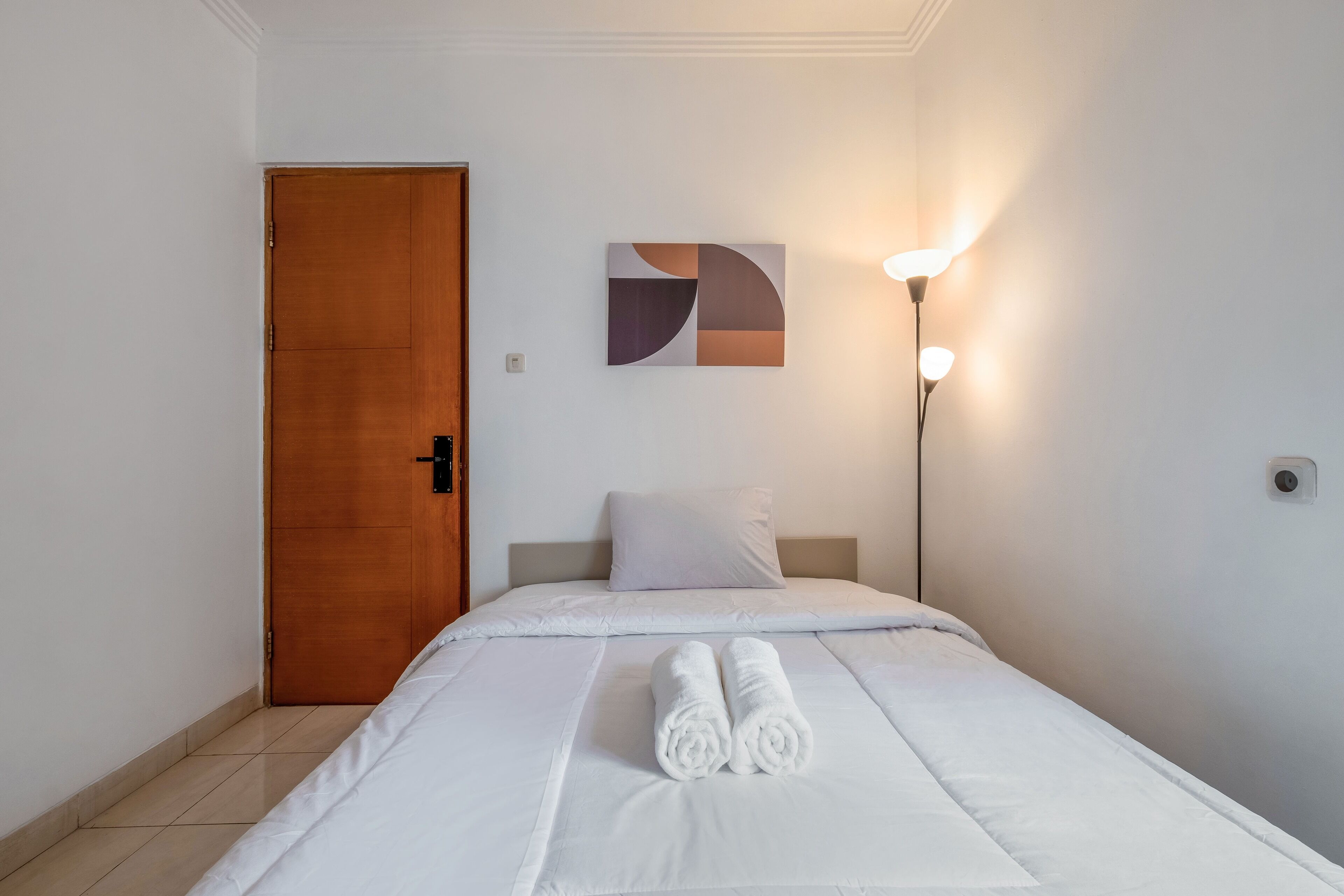 Desk, laptop workspace, free WiFi, bed sheets