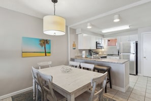 Signature Condo, 2 Bedrooms, Kitchen, Beach View | In-room dining