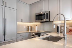 Geladeira, micro-ondas, fogão, cooktop