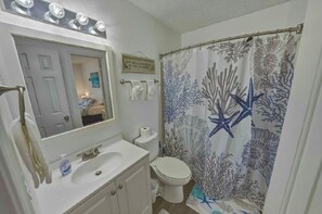 Hiustenkuivaaja, pyyhkeet, saippua, sampoo