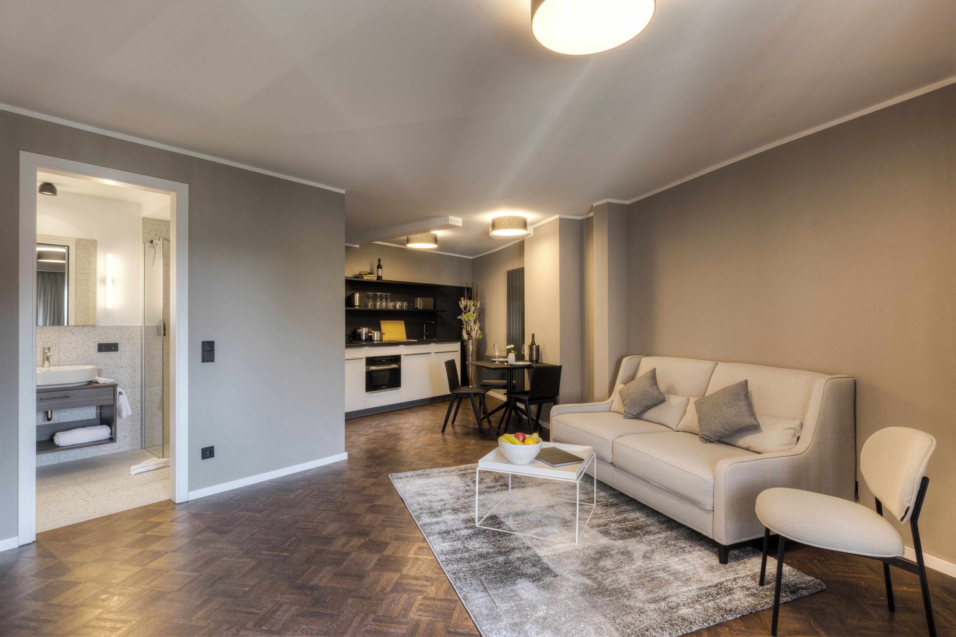 Una sala de estar moderna con un sofá, una mesa de centro y un comedor.