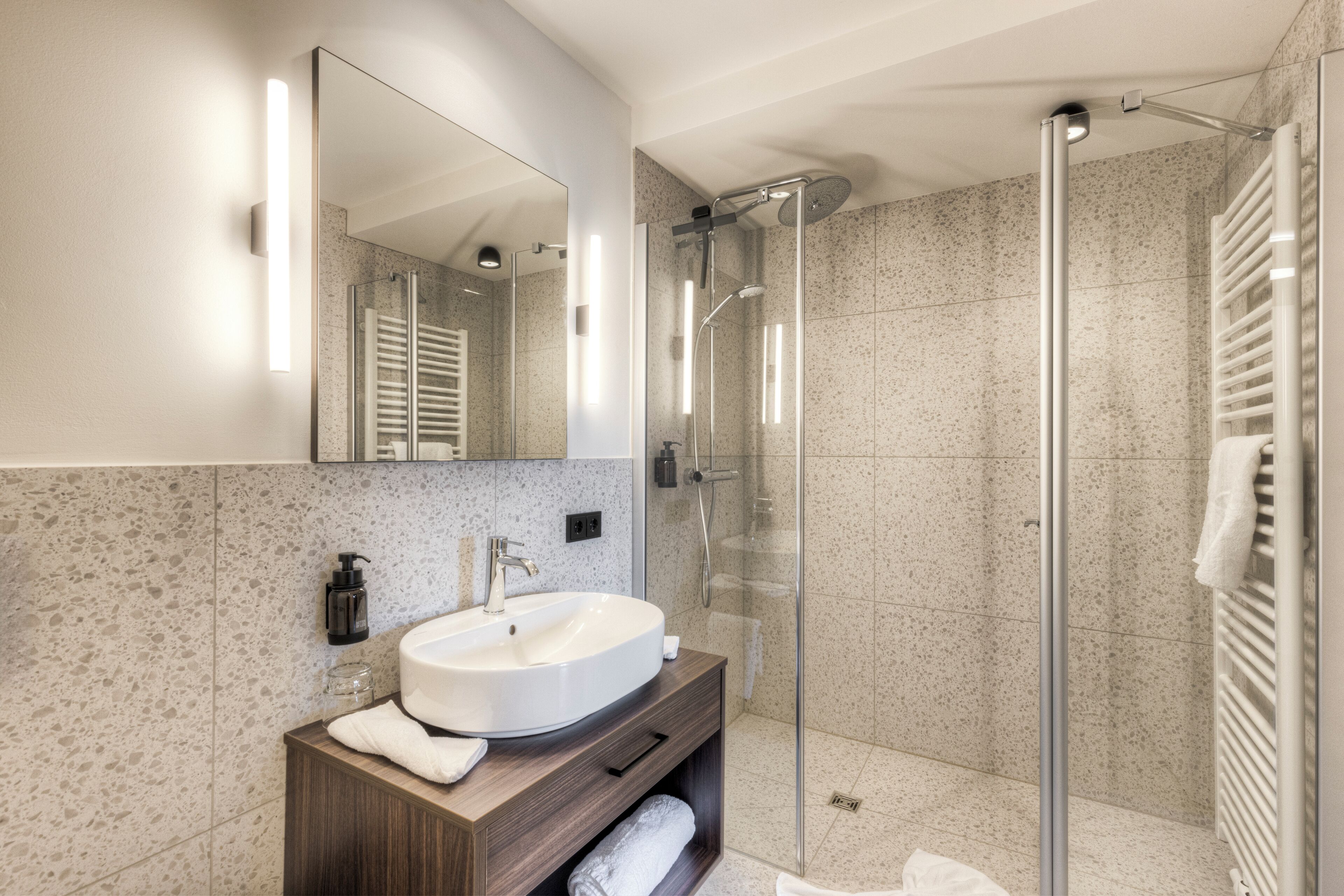 Studio Cao cấp | Phòng tắm | Buồng tắm vòi sen, máy sấy tóc, khăn tắm, xà phòng 