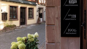 A building with a sign indicating 'Küchen' and 'Dachterrasse'. - Studio 9 (Fulda)