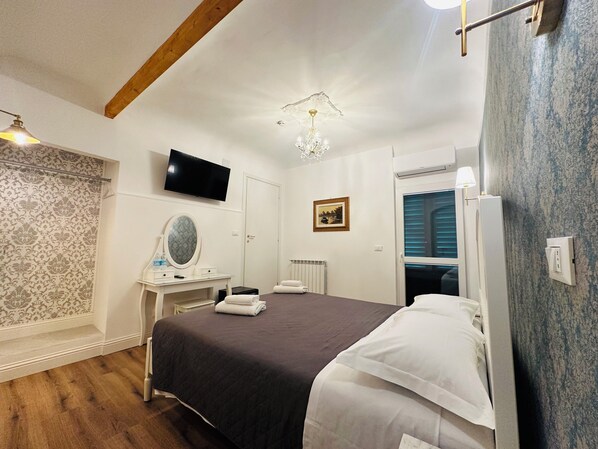 Deluxe dubbelrum - balkong - utsikt mot trädgården | Värdeförvaringsskåp på rummet, skrivbord, ljudisolering och gratis wi-fi