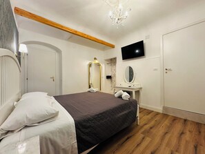 Deluxe-Doppelzimmer, Balkon, Gartenblick | Zimmersafe, Schreibtisch, schallisolierte Zimmer, kostenloses WLAN