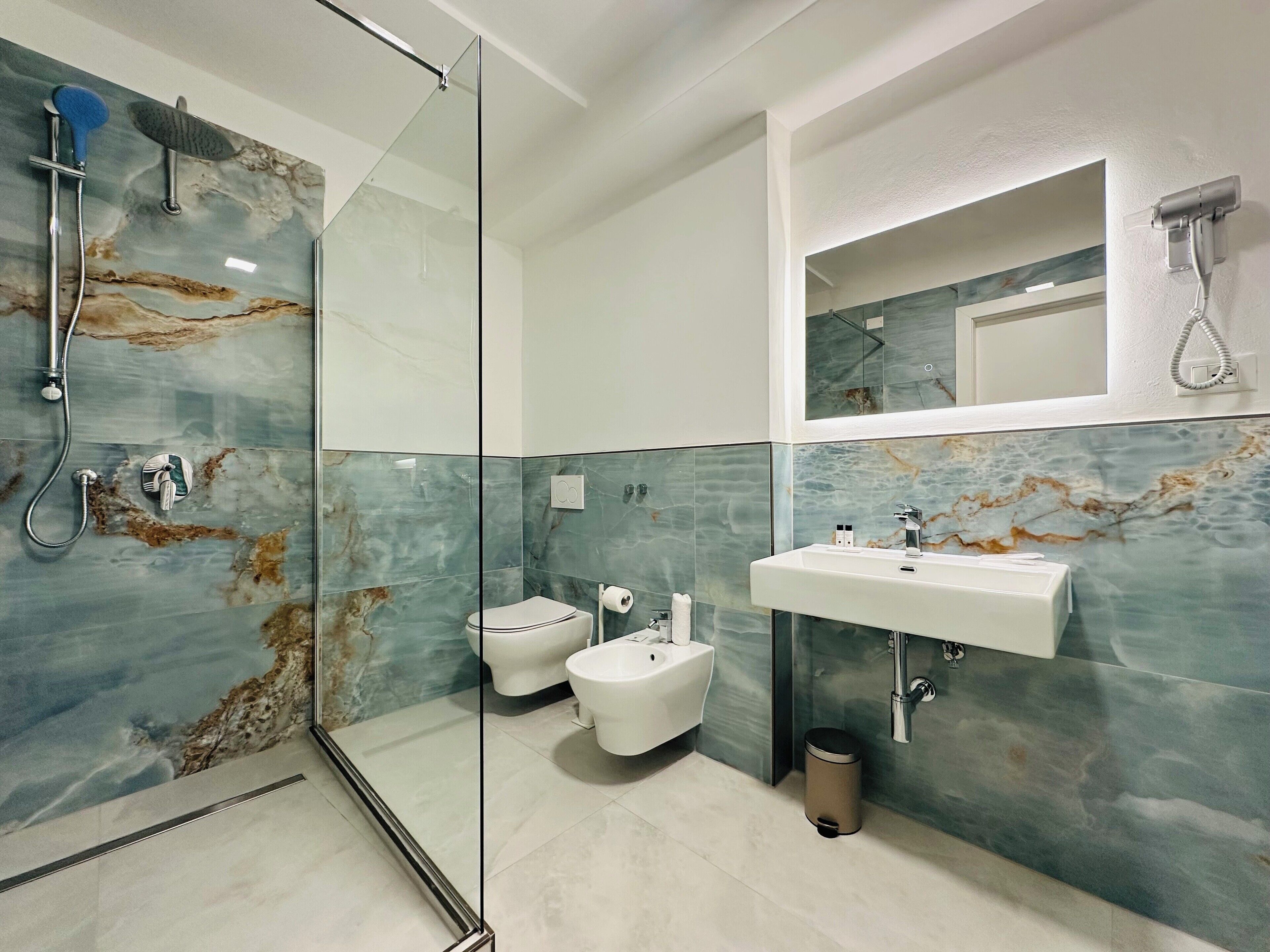 Deluxe Double Room, Balcony, Garden View | Bathroom | Shower, free toiletries, hair dryer, slippers