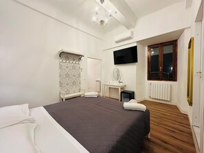 Deluxe trippelrum | Värdeförvaringsskåp på rummet, skrivbord, ljudisolering och gratis wi-fi