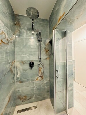 Deluxe trippelrum | Badrum | Dusch, gratis toalettartiklar, hårtork och tofflor