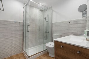 Dusche, Haartrockner, Handtücher