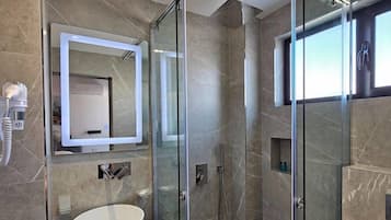 Ducha, artículos de higiene personal gratuitos y secador de pelo