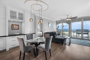 Apartment, Mehrere Betten (Portofino Island Resort 3-606) | Speisen