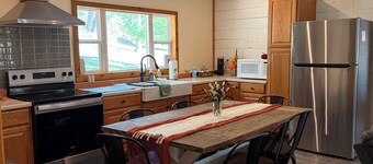 Charming 3-bedroom cabin with Hot tub, Wi-fi Near Nolin Lake and Mammoth Cave 