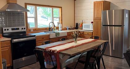 Charming 3-bedroom cabin with Hot tub, Wi-fi Near Nolin Lake and Mammoth Cave