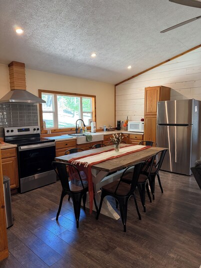 Charming 3-bedroom cabin with Hot tub, Wi-fi Near Nolin Lake and Mammoth Cave 