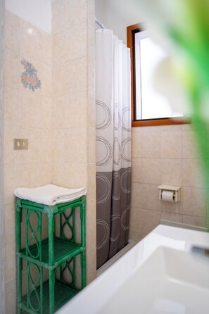 Dusche, Haartrockner, Bidet, Handtücher