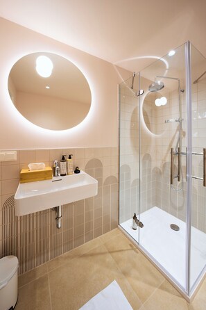 Shower, hair dryer, towels, soap - Hotel Karol (Wien)