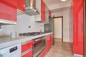 Apartment (2 Bedrooms) | Private kitchen | Oven, stovetop, dishwasher, cookware/dishes/utensils
