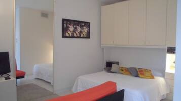 1 Schlafzimmer, Schreibtisch, Bügeleisen/Bügelbrett, Reisekinderbett