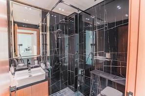 Douche, sèche-cheveux, bidet, serviettes fournies