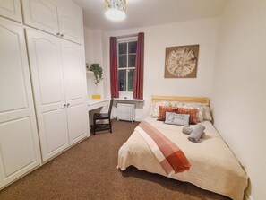 2 habitaciones, escritorio, tabla de planchar con plancha y wifi 