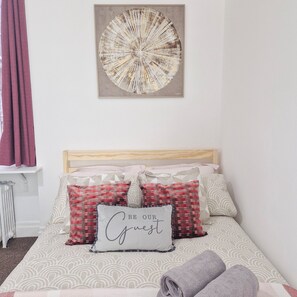 2 habitaciones, escritorio, tabla de planchar con plancha y wifi