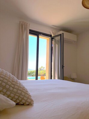 4 habitaciones, tabla de planchar con plancha y cuna de viaje 