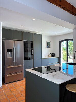 Kühlschrank, Mikrowelle, Ofen, Herdplatte