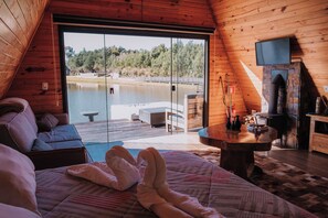 Chalet Familial, vue lac | Coin séjour | TV connectée de 32 pouces avec chaînes numériques, Netflix
