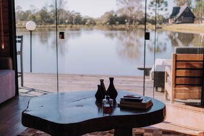 Chalet Familial, vue lac | Coin séjour | TV connectée de 32 pouces avec chaînes numériques, Netflix