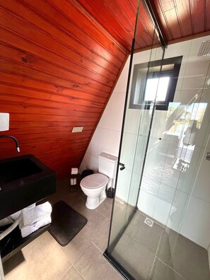 Basic Dağ Evi, Göl Manzaralı | Banyo | Duş, saç kurutma makinesi, havlu, tuvalet kâğıdı