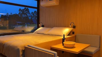 Premium bedding, minibar, individually furnished, laptop workspace