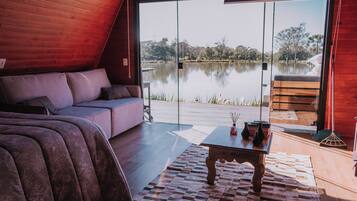 Chalet familiar, varias camas, alberca privada, vista al lago | Área de sala de estar | Smart TV de 32 pulgadas con canales digitales y Netflix