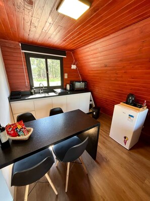 Perhechalet, järvinäköala | Yksityinen keittiö | Minijääkaappi, mikroaaltouuni, uuni, liesi