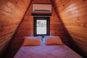 Familiealpehytte - søudsigt | 1 soveværelse, minibar, gratis Wi-Fi, adgang for kørestole