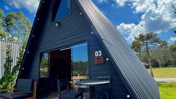 Chalé família, vista para o lago | 1 quarto, frigobar, Wi-Fi de cortesia, acesso para cadeiras de rodas