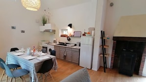 Dining - FARMHOUSE GITE WITH SHARED POOL - A CHANGE OF SCENERY FOR FAMILY AND FRIENDS (Cachen)