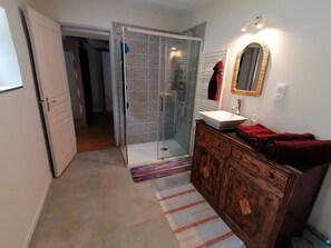 Dusche, Haartrockner, Toilettenpapier