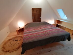 2 bedrooms, iron/ironing board, WiFi