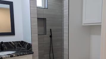 Regadera, toallas, jabón, papel de baño