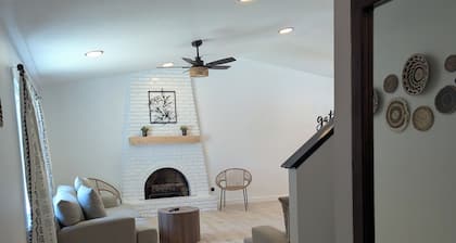 Spacious 6-bedroom house in marvelous Clovis with WiFi, AC