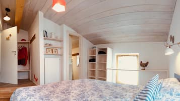 7 bedrooms, WiFi, bed sheets