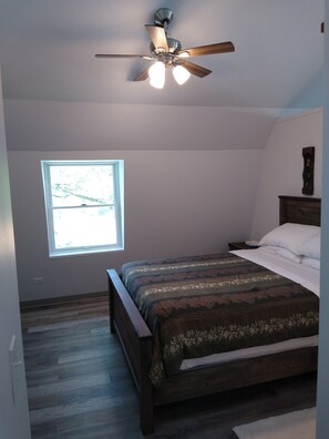 2 bedrooms, desk, free WiFi, bed sheets - 2-BR loft home, private lake for fishing/swimming, Tell City area rural estate (Tell City)