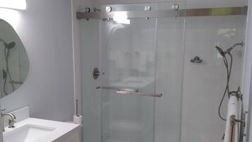 Douche, sĂšche-cheveux, serviettes fournies, savon