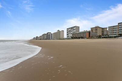 3BR Beach Escape: Concerts, Boardwalk, Beach, Surfing, 30+Restaurants